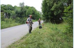 08.08.2023 Косят траву, убирают мусор- силами дорожного участка городской округ приводят в порядок | Администрация муниципального округа город Партизанск Приморского края Официальный сайт